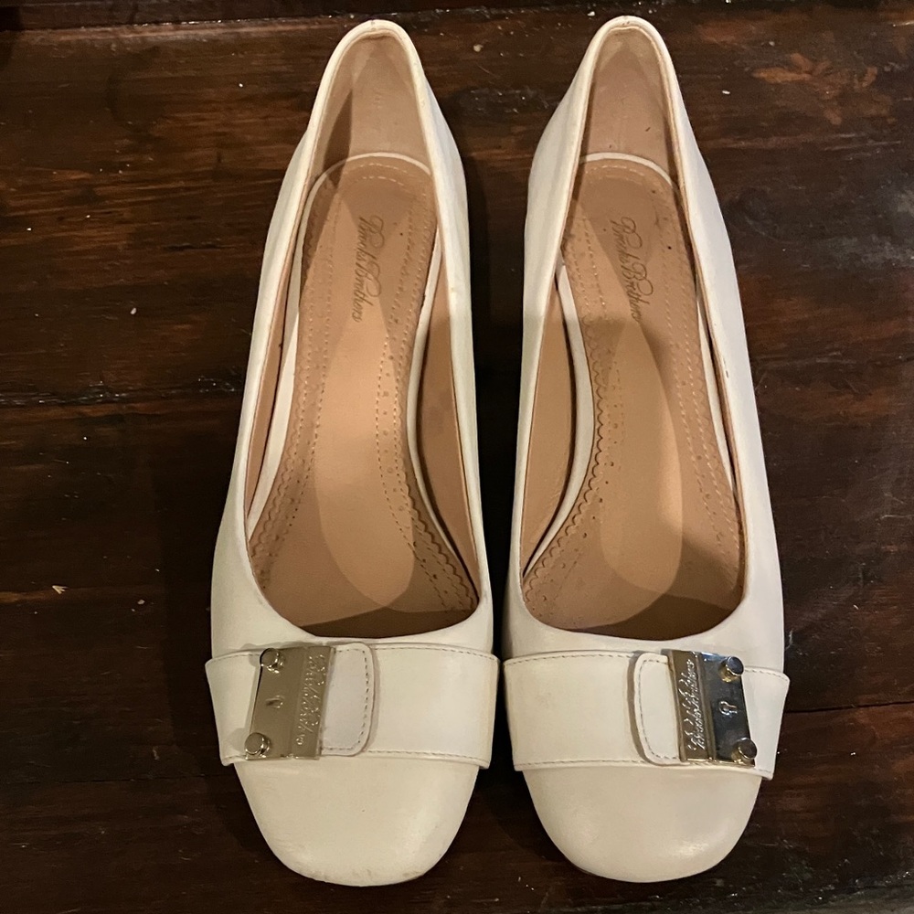 Brooks Brothers Cream Leather Heels with Gold Buckle